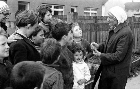 Madre Teresa: Dal divorzio viene la povertà più grande, l’uomo non osi dividere ciò che Dio ha unito