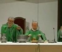 Un’Ostia sollevata per confermare gli increduli. Il prodigio pubblico di Lourdes approda in Vaticano