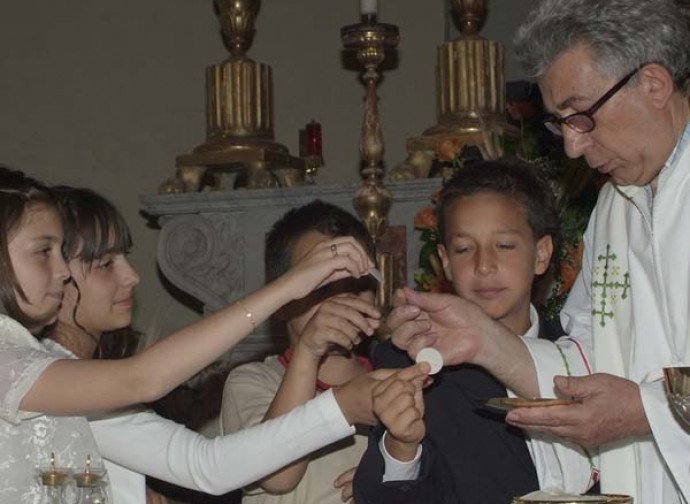 Ecco come è stata “imposta” la comunione in mano