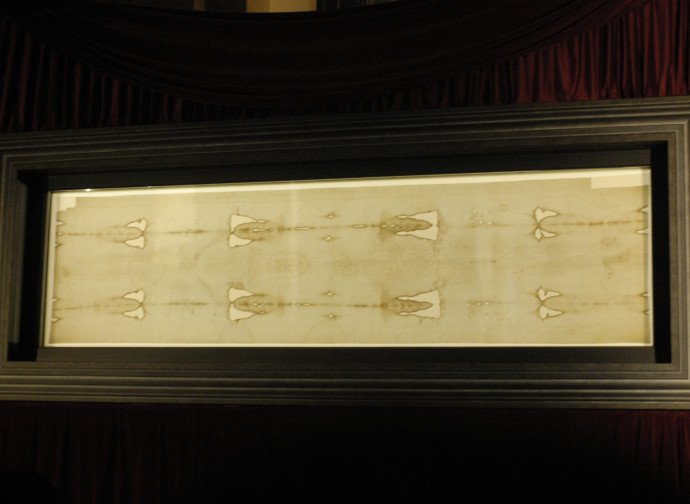 L’Uomo della Sindone venne crocefisso e trafitto al costato